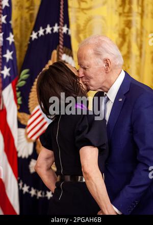 Washington, Usa. 21. März 2023. Präsident Joe Biden überreicht Julia Louis-Dreyfus bei einer Zeremonie im Weißen Haus die National Medal of the Arts, bei der 23 Personen Medaillen in Kunst und Geisteswissenschaften verliehen werden. Die Veranstaltung würdigte die 2021 Medaillenempfänger. Die ursprüngliche Preisverleihung wurde aufgrund der Coronavirus-Pandemie verschoben. Beide Medaillen sind die höchsten Auszeichnungen, die die US-Regierung in Kunst und Geisteswissenschaften verliehen hat. (Foto: Allison Bailey/NurPhoto) Guthaben: NurPhoto SRL/Alamy Live News Stockfoto