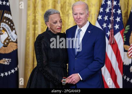 Washington, USA. 21. März 2023. Johnnetta Betsch Cole auf der Bühne mit Präsident Joe Biden während einer Veranstaltung zur Verleihung des Arts and Humanities Award am 21. März 2023 im East Room des Weißen Hauses in Washington, DC. (Foto: Oliver Contreras/Sipa USA) Guthaben: SIPA USA/Alamy Live News Stockfoto