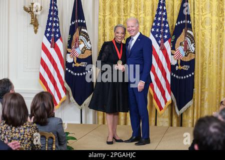 Washington, Usa. 21. März 2023. Johnnetta Betsch Cole auf der Bühne mit Präsident Joe Biden während einer Veranstaltung zur Verleihung des Arts and Humanities Award am 21. März 2023 im East Room des Weißen Hauses in Washington, DC. (Foto von Oliver Contreras/Pool/ABACAPRESS.COM) Kredit: Abaca Press/Alamy Live News Stockfoto