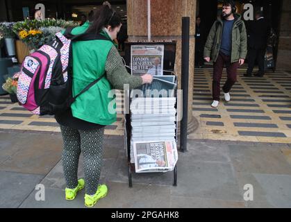 EIN LONDONER HOLT SICH EINE KOPIE DES ABENDSTANDARDS MIT DER ÜBERSCHRIFT „LONDON VERDIENTE BESSERES“ AN DEM TAG, AN DEM EIN ZERSTÖRERISCHER BERICHT IN DAS MET VERÖFFENTLICHT WIRD. Stockfoto