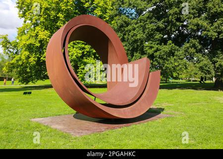 London, Großbritannien. 16. September 2022. Frieze Skulptur 2022 Ausstellung im Regent's Park. "Curvae in Curvae" von Beverly Pepper. © Waldemar Sikora Stockfoto