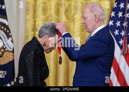 Washington, Usa. 21. März 2023. Johnnetta Betsch Cole auf der Bühne mit Präsident Joe Biden während einer Veranstaltung zur Verleihung des Arts and Humanities Award im East Room des Weißen Hauses in Washington, DC am Dienstag, den 21. März 2023. Foto: Oliver Contreras/UPI Credit: UPI/Alamy Live News Stockfoto