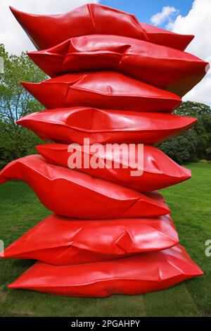 London, Großbritannien. 16. September 2022. Frieze Skulptur 2022 Ausstellung im Regent's Park. "Red Stack" des Künstlers Shaikha Al Mazrou. © Waldemar Sikora Stockfoto