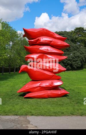 London, Großbritannien. 16. September 2022. Frieze Skulptur 2022 Ausstellung im Regent's Park. "Red Stack" des Künstlers Shaikha Al Mazrou. © Waldemar Sikora Stockfoto