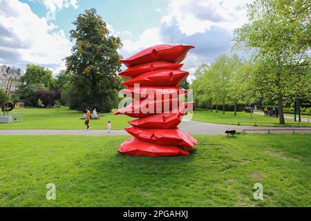 London, Großbritannien. 16. September 2022. Frieze Skulptur 2022 Ausstellung im Regent's Park. "Red Stack" des Künstlers Shaikha Al Mazrou. © Waldemar Sikora Stockfoto