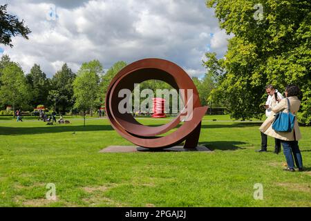 London, Großbritannien. 16. September 2022. Frieze Skulptur 2022 Ausstellung im Regent's Park. "Curvae in Curvae" von Beverly Pepper. © Waldemar Sikora Stockfoto