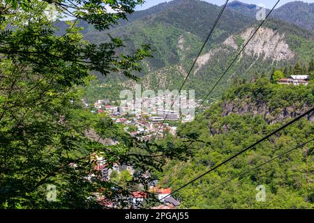 Borjomi Stadt aus der Vogelperspektive von der Seilbahn über der Stadt, Resortort in grüner Borjomi Schlucht, Borjomi-Kharagauli Nationalpark, Kaukasus, Georgia. Stockfoto