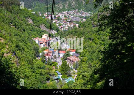 Borjomi Stadt aus der Vogelperspektive von der Seilbahn über der Stadt, Resortort in grüner Borjomi Schlucht, Borjomi-Kharagauli Nationalpark, Kaukasus, Georgia. Stockfoto