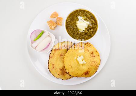 Draufsicht auf sarson ka saag mit Makki Roti auf weißem Hintergrund Stockfoto