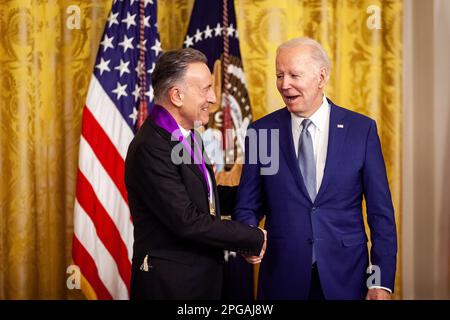 Washington, Usa. 21. März 2023. Präsident Joe Biden schüttelt Bruce Springsteen die Hand, nachdem er ihm im Rahmen einer Zeremonie im Weißen Haus die National Medal of the Arts verliehen hatte, bei der 23 Personen Kunst- und Geistesmedaillen verliehen wurden. Die Veranstaltung würdigte die 2021 Medaillenempfänger. Die ursprüngliche Preisverleihung wurde aufgrund der Coronavirus-Pandemie verschoben. Beide Medaillen sind die höchsten Auszeichnungen, die die US-Regierung in Kunst und Geisteswissenschaften verliehen hat. (Foto: Allison Bailey/NurPhoto) Guthaben: NurPhoto SRL/Alamy Live News Stockfoto