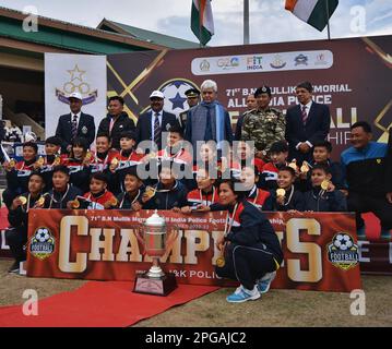 Srinagar, Indien. 20. März 2023. Die Spieler erhielten ihre Trophäe nach dem 71. B.N. Mullik Memorial All India Police Football Championship Frauen-Finalspiel. Die Assam-Gewehre gewannen den Titel mit einer Marge von 3:1, nachdem das SSB-Frauenteam eine Vielzahl von Taktiken ausprobiert hatte, aber nicht in der Lage war, die Assam-Gewehre zu verteidigen. Das Synthetic Turf Field auf der TRC Srinagar war Gastgeber des Women's Championship Final am 19 2023. März in Srinagar The Summer Von Indien verwaltet Kaschmir. (Foto: Matteo Nardone/Pacific Press) Kredit: Pacific Press Media Production Corp./Alamy Live News Stockfoto