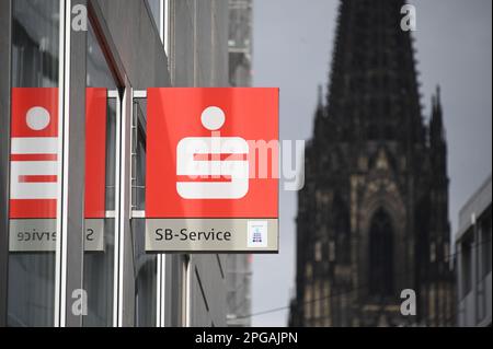 Köln, Deutschland. 19. März 2023. Logo, Schriftzug der Sparkasse mit Selbstbedienungskredit: Horst Galuschka/dpa/Alamy Live News Stockfoto