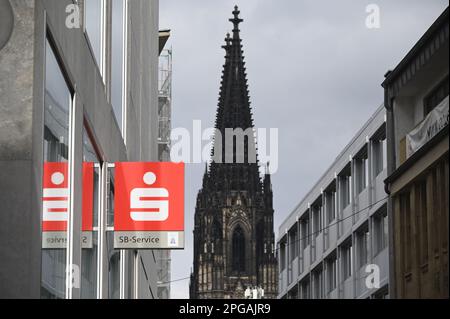 Köln, Deutschland. 19. März 2023. Logo, Schriftzug der Sparkasse mit Selbstbedienungskredit: Horst Galuschka/dpa/Alamy Live News Stockfoto