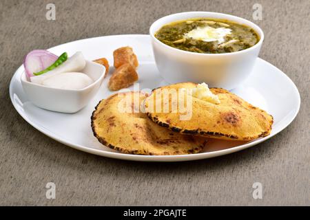 Traditionelles punjabi-Essen sarson ka saag mit Makki Roti serviert mit Jaggery und Salat Stockfoto