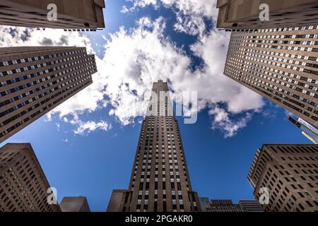 New York, USA - 27. April 2022: Das Empire State Building in New York. Das Empire State Building ist ein 102-stöckiges Wahrzeichen und ein amerikanisches Kultursymbol Stockfoto