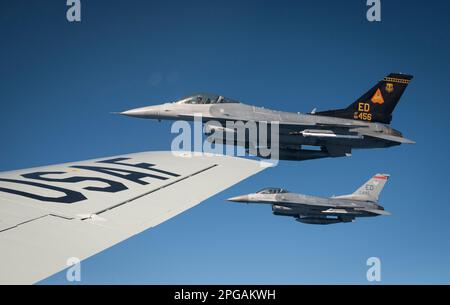 Ein KC-135 Stratotanker von der 370. Flugteststaffel, 413. Flugtestgruppe, der Edwards AFB zugeteilt wurde, führt eine Tankmission mit F-16s vom 416. Flugteststaffel, 412. Testflügel vor der südkalifornischen Küste, am 27. Februar 2023 (USA) durch Air Force Foto von Staff Sgt. Christopher Dyer) Stockfoto