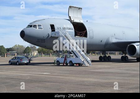 Die 349. Air Mobility Wing 70. Air Tanken Squadron auf dem Luftwaffenstützpunkt Travis, Kalifornien, bereitet sich auf die Belieferung der 25. Aerial Port Squadron-Einheit am 11. März 2023 auf dem Luftwaffenstützpunkt Maxwell, Alabama, vor. Diese Schulung war Teil einer mehrtägigen Übung für Mitglieder der 25 APS, um das Be- und Entladen von Flugzeugen von der Seite zu lernen. (USA Air Force Foto von Senior Airman Austin Jackson) Stockfoto