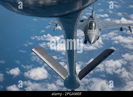 Ein KC-135 Stratotanker von der 370. Flugteststaffel, 413. Flugtestgruppe, der Edwards AFB zugeteilt wurde, führt eine Tankmission mit F-16s vom 416. Flugteststaffel, 412. Testflügel vor der südkalifornischen Küste, am 27. Februar 2023 (USA) durch Air Force Foto von Staff Sgt. Christopher Dyer) Stockfoto