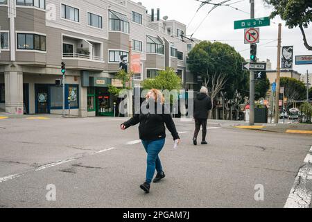 Die Leute machen einen Spaziergang entlang der Buchanan Street, mit den bunten Geschäften und Restaurants von Japantown im Hintergrund. San Franciscos Japantown ist ein lebendiges und historisches Viertel mit einem reichen kulturellen Erbe, das Besucher aus der ganzen Welt anzieht. Von wunderschönen Gärten und einzigartigen Geschäften bis hin zu köstlichen Speisen und lebhaften Festivals ist Japantown ein absolutes muss für jeden, der die vielfältige und faszinierende Kultur der Stadt erkunden möchte. Nur wenige Blocks vom Union Square entfernt, ist Japantown eine belebte Enklave, die für ov ein Zentrum des japanisch-amerikanischen Lebens in San Francisco war Stockfoto