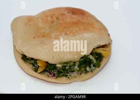 Flat Shami Syrian Bread gefüllt mit pommes Frites und grünem Salat, traditionelle ägyptische frittierte Kartoffeln Finger Sandwich umgeben von kühlen und knusprigen umgeben Stockfoto