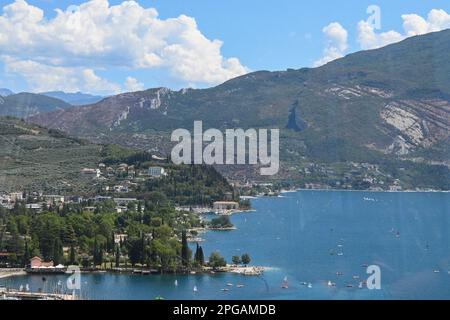 Riva am Gardasee, italienische Stadt am Seeufer, von der Bergspitze aus gesehen Stockfoto