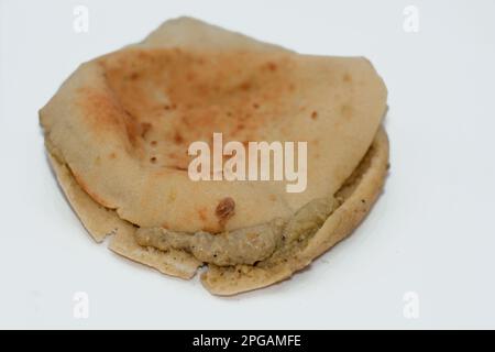 Shami Syrisches Fladenbrot gefüllt mit traditionellem ägyptischen Baba Ghanoush, gegrillte Aubergine mit gerösteten Auberginen, Tahini, Olivenöl, Zitronensaft, Gar Stockfoto