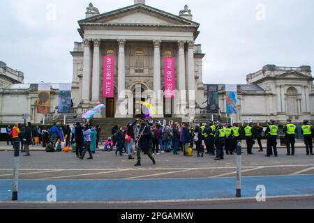 PIMLICO, LONDON - 11. Februar 2023: Proteste für und gegen die Drag Queen Story Hour in Tate Britain Stockfoto