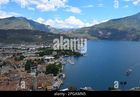 Riva am Gardasee, italienische Stadt am Seeufer, von der Bergspitze aus gesehen Stockfoto