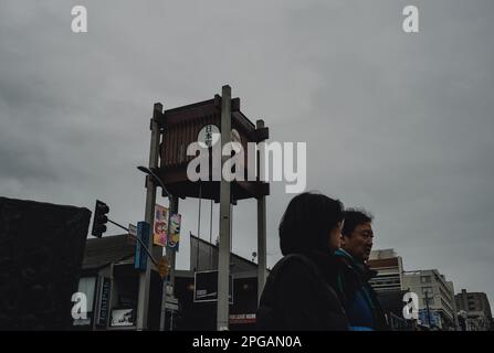 Die Leute gehen die Buchanan Street entlang. San Franciscos Japantown ist ein lebendiges und historisches Viertel mit einem reichen kulturellen Erbe, das Besucher aus der ganzen Welt anzieht. Von wunderschönen Gärten und einzigartigen Geschäften bis hin zu köstlichen Speisen und lebhaften Festivals ist Japantown ein absolutes muss für jeden, der die vielfältige und faszinierende Kultur der Stadt erkunden möchte. Nur wenige Blocks vom Union Square entfernt, ist Japantown eine belebte Enklave, die seit über einem Jahrhundert ein Zentrum des japanisch-amerikanischen Lebens in San Francisco ist. Heute beherbergt die Nachbarschaft eine vielfältige Auswahl an Busi Stockfoto