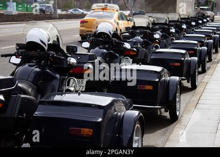 Moskau, Russland. 21. März 2023. Autokolonne des Generalsekretärs der Kommunistischen Partei Chinas Xi Jinping in Moskau. Russland wurde das erste Land, das der chinesische Führer nach der Wiederwahl besuchen wollte. (Foto: Vlad Karkov/SOPA Images/Sipa USA) Guthaben: SIPA USA/Alamy Live News Stockfoto
