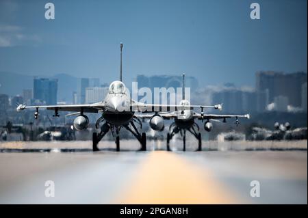 Zwei US-Dollar Air Force F-16 Fighting Falcons zugewiesen zum 20. Fighter Wing, Shaw Air Force Base (AFB), South Carolina, Taxi die Landebahn hinunter, bevor sie für eine Red Flag-Nellis 23-2 Mission am Nellis AFB, Nevada, 15. März 2023 abheben. Red Flag ist eine Kampfübung, an der die Luftwaffe der Vereinigten Staaten und ihre Verbündeten beteiligt sind. Es wurde 1975 gegründet, um unsere Truppen besser auf den Kampf vorzubereiten. (USA Air Force Foto von Senior Airman Zachary Rufus) Stockfoto