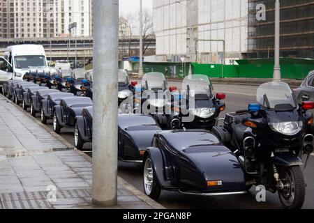 Moskau, Russland. 21. März 2023. Autokolonne des Generalsekretärs der Kommunistischen Partei Chinas Xi Jinping in Moskau. Russland wurde das erste Land, das der chinesische Führer nach der Wiederwahl besuchen wollte. (Foto: Vlad Karkov/SOPA Images/Sipa USA) Guthaben: SIPA USA/Alamy Live News Stockfoto