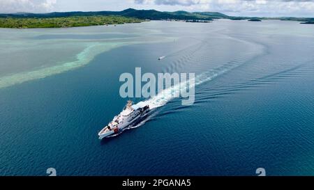 Der USCGC Oliver Henry (WPC 1140) verlässt einen Hafen in Yap während einer Patrouille der Föderierten Staaten von Mikronesien am 15. März 2023. Der Oliver Henry ist der 40. 154 Meter hohe Sentinel-Cutter, benannt nach Oliver T. Henry, Jr., einem Mitglied der afroamerikanischen Küstenwache, das als erstes die Farbbarriere eines damals getrennten Service und Homeports in Guam durchbrochen hat. (Mit freundlicher Genehmigung von Anthony Tareg Jr.) Stockfoto