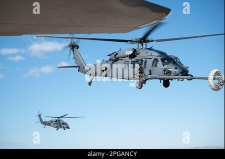 Zwei HH-60G Pave Hawks betanken während Red Flag-Nellis 23-2 am Nellis Air Force Base, Nevada, 16. März 2023. Red Flag-Nellis bietet realistisches Kampftraining, das Leben rettet und gleichzeitig die Kampfeffektivität steigert. (USA Air Force Foto von Airman 1. Class Jordan McCoy) Stockfoto