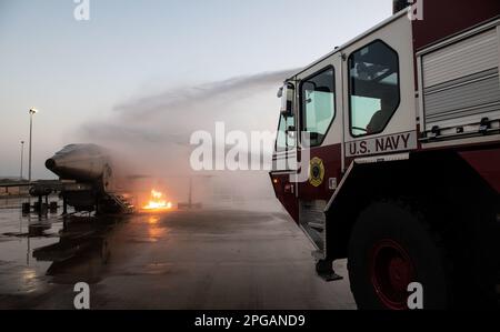 CAMP LEMONNIER, Dschibuti (2023. Februar)— Mitglieder des Camp Lemonnier Fire and Emergency Medical Services, arbeiten daran, während einer Feuerübung im Camp Lemonnier, Dschibuti, am 23. Februar 2023 einen Scheinflug zu löschen. Camp Lemonnier Fire and Emergency Medical Services führen wöchentliche Übungen zur Vorbereitung auf jährliche Zertifizierungen durch, um die verschiedenen Fähigkeiten der Feuerwehr aufzufrischen, einschließlich der Bekämpfung von Außen- und Innenbränden sowie von Triebwerksbränden. Camp Lemonnier, Dschibuti, dient als Expeditionsbasis für US-Streitkräfte, die Schiffe, Flugzeuge und Persos unterstützen Stockfoto