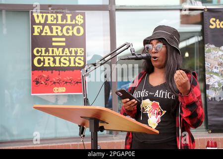 Raquel von Black Lives Matter Phoenix hält am 21. März 2023 eine kurze Rede vor der Wells Fargo Bank Tempe während der Kampagne „Stop Dirty Banks Nationwide Day of Action“ in Tempe, Arizona, USA. Dies war Teil eines landesweiten, gewaltfreien Protests, koordiniert von Third Act, Extinction Rebellion und Scientist Rebellion, um eine starke Botschaft an die Banken zu senden, die die Klimazerstörung finanzieren: Wenn Sie Ihre Investitionen aus fossilen Brennstoffen verlagern, werden wir unser Geld aus Ihren Banken entfernen. donÕt (Foto: Alexandra Buxbaum/Sipa USA) Guthaben: SIPA USA/Alamy Live News Stockfoto