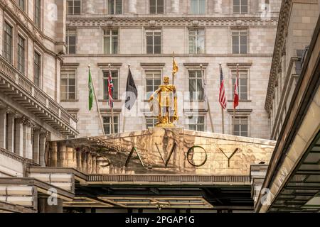 Das luxuriöse Savoy Hotel am Strand in Westminster verfügt über einen beeindruckenden Eingang, der seinem Ruf entspricht. Das angesehene London h Stockfoto