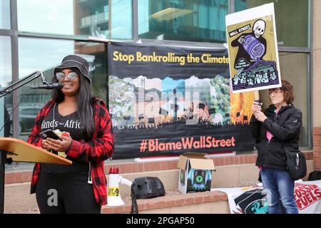 Raquel von Black Lives Matter Phoenix hält am 21. März 2023 eine kurze Rede vor der Wells Fargo Bank Tempe während der Kampagne „Stop Dirty Banks Nationwide Day of Action“ in Tempe, Arizona, USA. Dies war Teil eines landesweiten, gewaltfreien Protests, koordiniert von Third Act, Extinction Rebellion und Scientist Rebellion, um eine starke Botschaft an die Banken zu senden, die die Klimazerstörung finanzieren: Wenn Sie Ihre Investitionen aus fossilen Brennstoffen verlagern, werden wir unser Geld aus Ihren Banken entfernen. donÕt (Foto: Alexandra Buxbaum/Sipa USA) Guthaben: SIPA USA/Alamy Live News Stockfoto