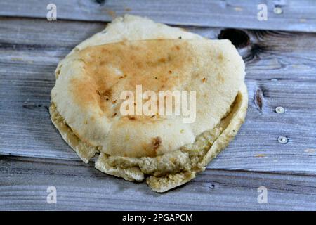 Shami Syrisches Fladenbrot gefüllt mit traditionellem ägyptischen Baba Ghanoush, gegrillte Aubergine mit gerösteten Auberginen, Tahini, Olivenöl, Zitronensaft, Gar Stockfoto