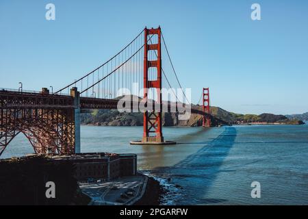 San Francisco, Usa. 20. März 2023. Die Golden Gate Bridge wurde von einem Aussichtspunkt auf der Seite von San Francisco abgeleitet, wobei die Brücke scheinbar gegen den dunklen Himmel glüht. Das Foto zeigt die Schönheit der Brücke bei Nacht und ihre Bedeutung als Teil der Skyline der Stadt. (Foto: Chin Hei Leung/SOPA Images/Sipa USA) Guthaben: SIPA USA/Alamy Live News Stockfoto