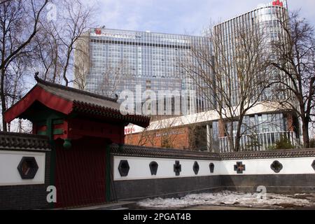 Moskau, Russland. 21. März 2023. Das SolXE Hotel Moskau, wo der Generalsekretär der Kommunistischen Partei Chinas Xi Jinping während seines Staatsbesuchs in Russland wohnte. Russland wurde das erste Land, das der chinesische Führer nach der Wiederwahl besuchen wollte. (Kreditbild: © Vlad Karkov/SOPA Images via ZUMA Press Wire) NUR REDAKTIONELLE VERWENDUNG! Nicht für den kommerziellen GEBRAUCH! Stockfoto