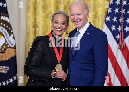 Washington, Vereinigte Staaten. 21. März 2023. Johnnetta Betsch Cole auf der Bühne mit US-Präsident Joe Biden während einer Veranstaltung für die Verleihung des Arts and Humanities Award am 21. März 2023 im East Room des Weißen Hauses in Washington, DC. Kredit: Oliver Contreras/Pool via CNP/dpa/Alamy Live News Stockfoto