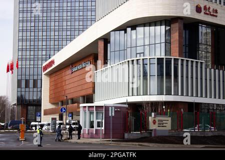 Moskau, Russland. 21. März 2023. Das SolXE Hotel Moskau, wo der Generalsekretär der Kommunistischen Partei Chinas Xi Jinping während seines Staatsbesuchs in Russland wohnte. Russland wurde das erste Land, das der chinesische Führer nach der Wiederwahl besuchen wollte. (Kreditbild: © Vlad Karkov/SOPA Images via ZUMA Press Wire) NUR REDAKTIONELLE VERWENDUNG! Nicht für den kommerziellen GEBRAUCH! Stockfoto