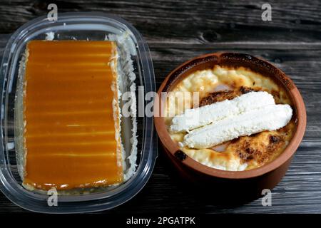 Tres Leches Kuchen, Pan Tres Leches bedeckt mit Schlagsahne und Karamellsauce und Reispudding Keramikauflauf garniert mit Milchcreme im Stockfoto