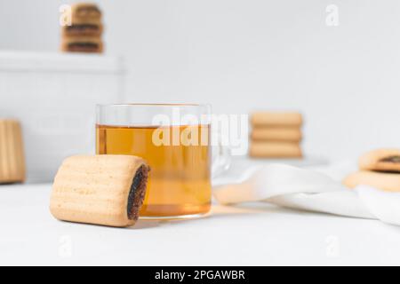 Mit Datum gefüllte Zuckerkekse, hausgemachte Vanille-Zucker-Kekse mit Dattelfüllung, Dattelbar-Kekse, hausgemachte maamoul-Keksrippen Stockfoto