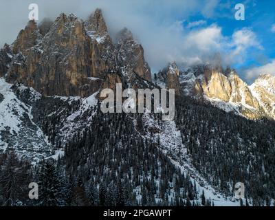 Die Berge des Rosengartens in der Nähe von Vigo di Fassa im Winter, Dolomiten, Italien Stockfoto