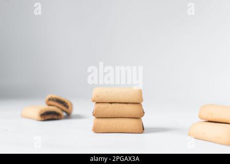 Mit Datum gefüllte Zuckerkekse, hausgemachte Vanille-Zucker-Kekse mit Dattelfüllung, Dattelbar-Kekse, hausgemachte maamoul-Keksrippen Stockfoto