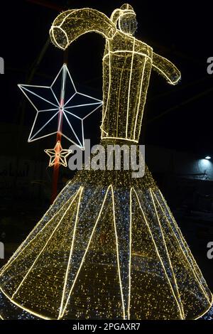 Kairo, Ägypten, März 20 2023: Festliche Dekoration in ägyptischen Straßen für den Ramadan-Monat in LED-Lichtern, Sternen und Tanoura-Tänzerin ein traditioneller Volkstanz Stockfoto