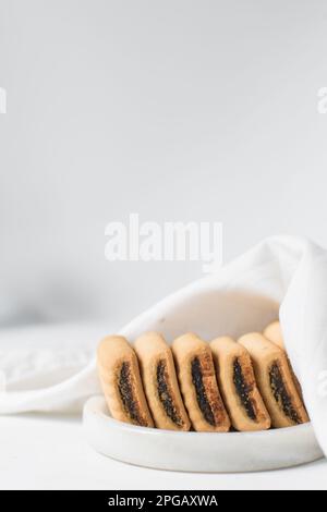 Mit Datum gefüllte Zuckerkekse, hausgemachte Vanille-Zucker-Kekse mit Dattelfüllung, Dattelbar-Kekse, hausgemachte maamoul-Keksrippen Stockfoto