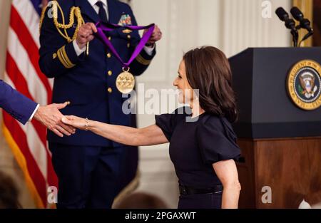 Washington, Usa. 21. März 2023. Julia Louis-Dreyfus ergreift die Hand von Präsident Biden, als sie auf die Bühne kommt, um die Nationale Kunstmedaille zu erhalten. Das Weiße Haus überreichte 23 Personen nationale Medaillen der Künste und nationale Medaillen der Geisteswissenschaften. Die Veranstaltung würdigte die 2021 Medaillenempfänger. Die ursprüngliche Preisverleihung wurde aufgrund der Coronavirus-Pandemie verschoben. Beide Medaillen sind die höchsten Auszeichnungen, die die US-Regierung in Kunst und Geisteswissenschaften verliehen hat. (Foto: Allison Bailey/NurPhoto) Guthaben: NurPhoto SRL/Alamy Live News Stockfoto